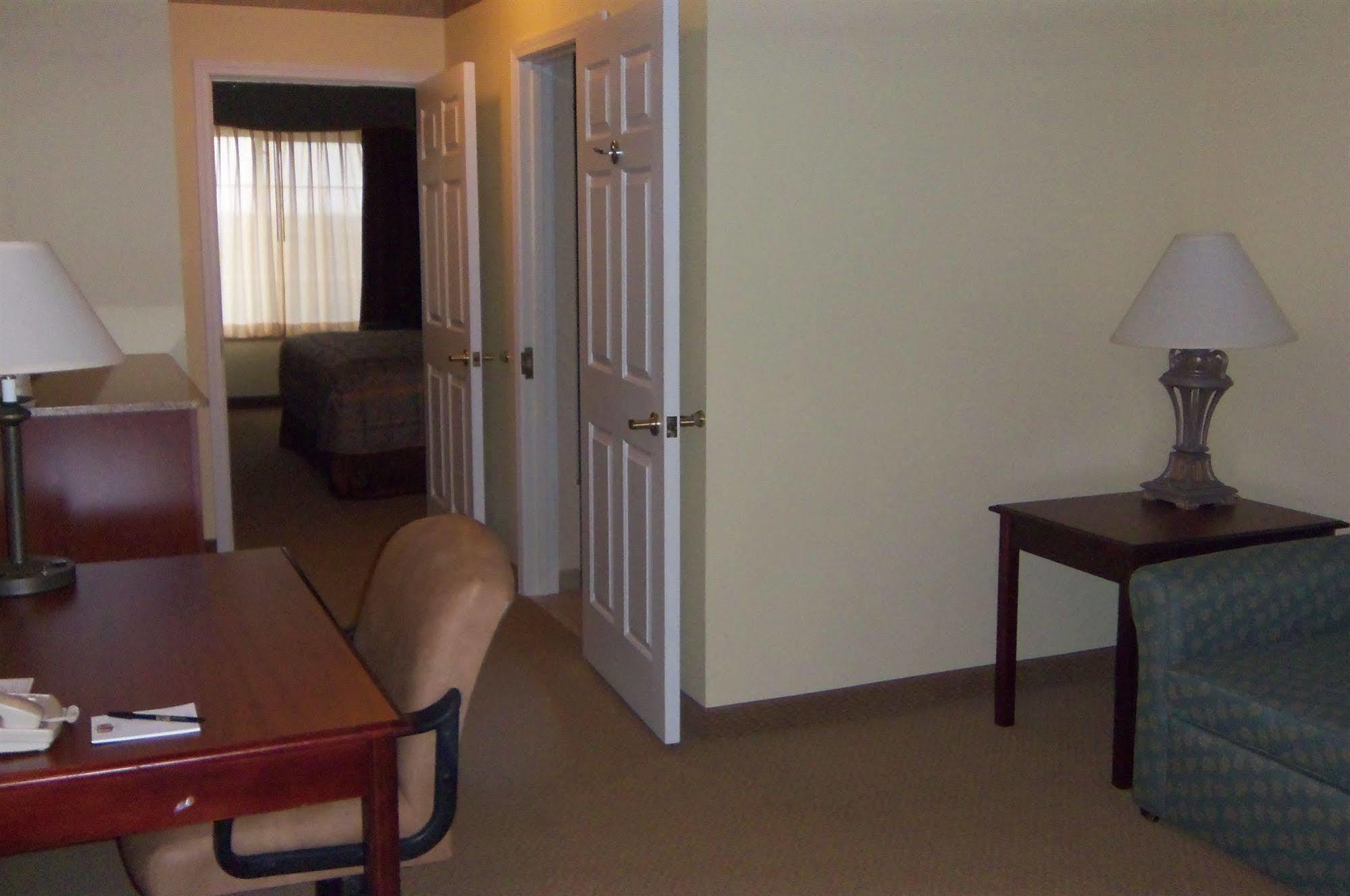 Town & Country Inn And Suites Куинси Экстерьер фото